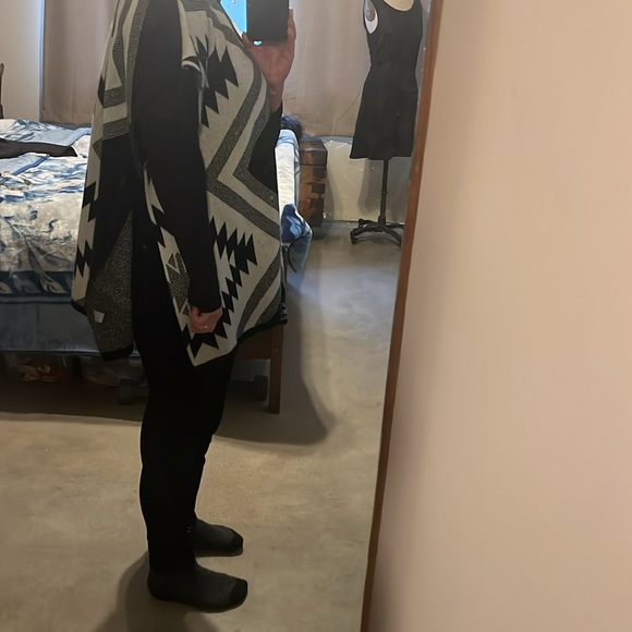 Neiman  Marcus the cashmere collection southwestern modern poncho - Picture 10 of 14